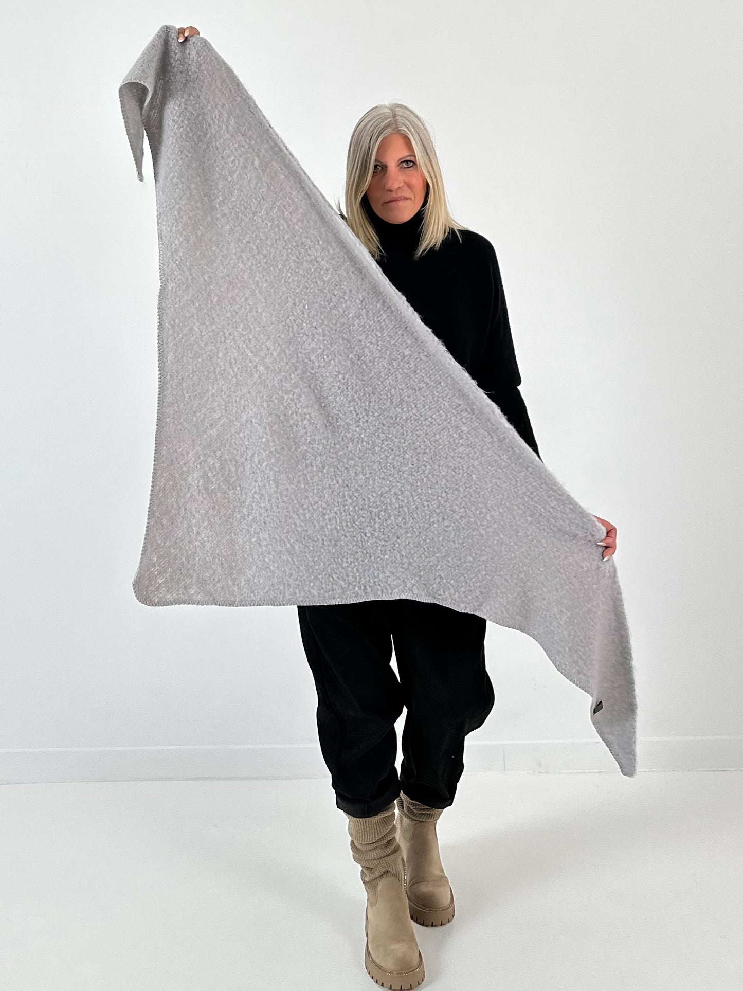 Driehoekige sjaal model "Fluffory" - lichtgrijs