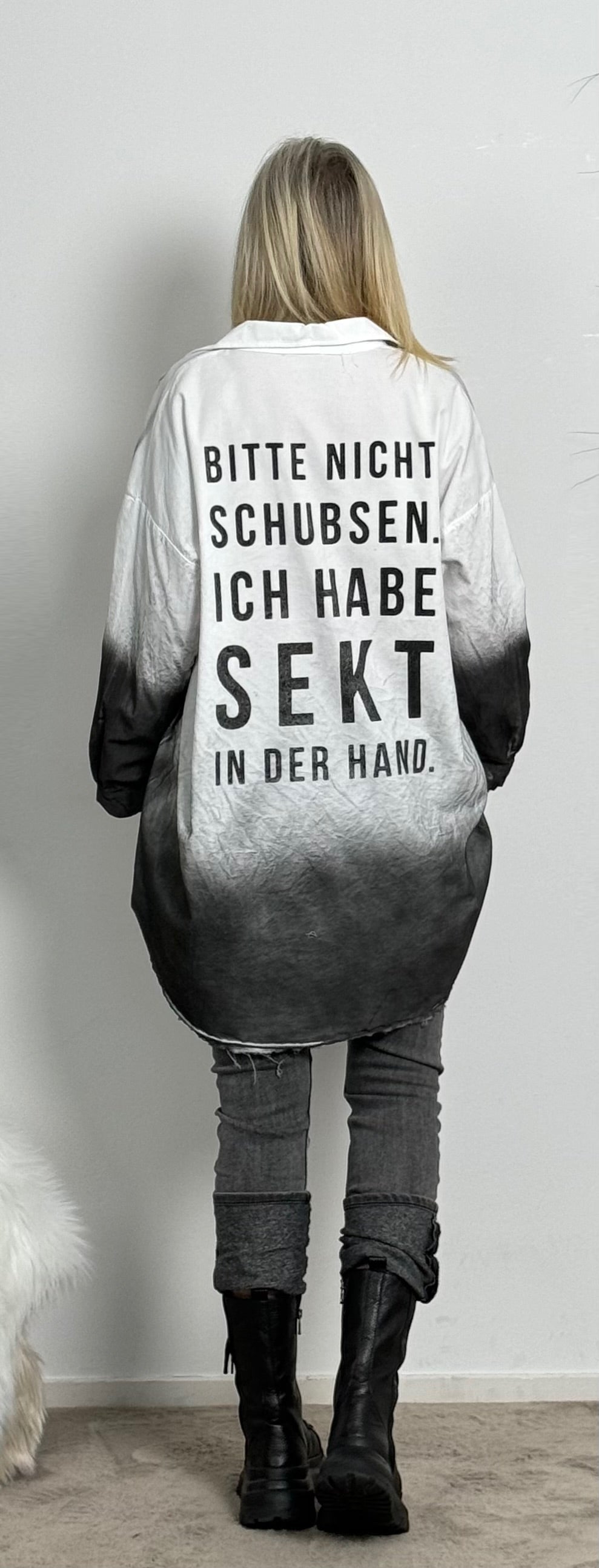 Oversized Bluse "BITTE NICHT SCHUBSEN. ICH HABE SEKT IN DER HAND" - weiss