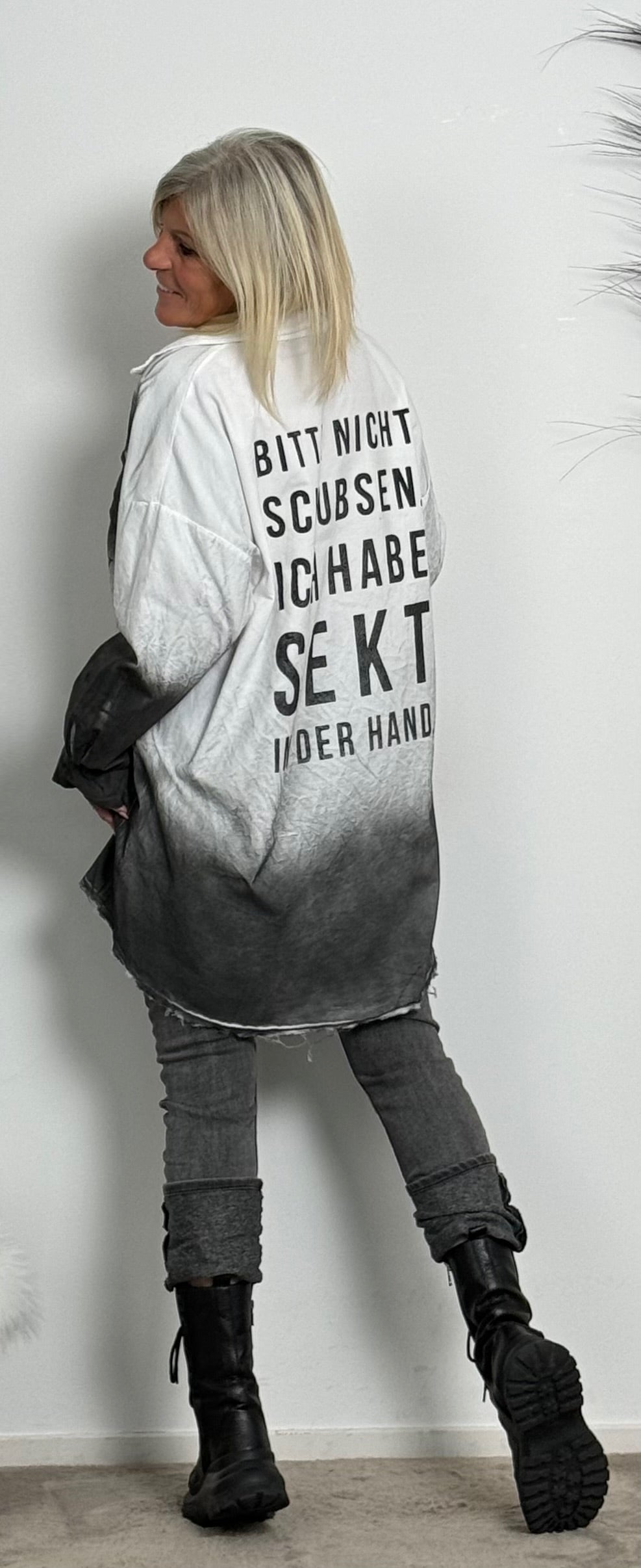 Oversized Bluse "BITTE NICHT SCHUBSEN. ICH HABE SEKT IN DER HAND" - weiss