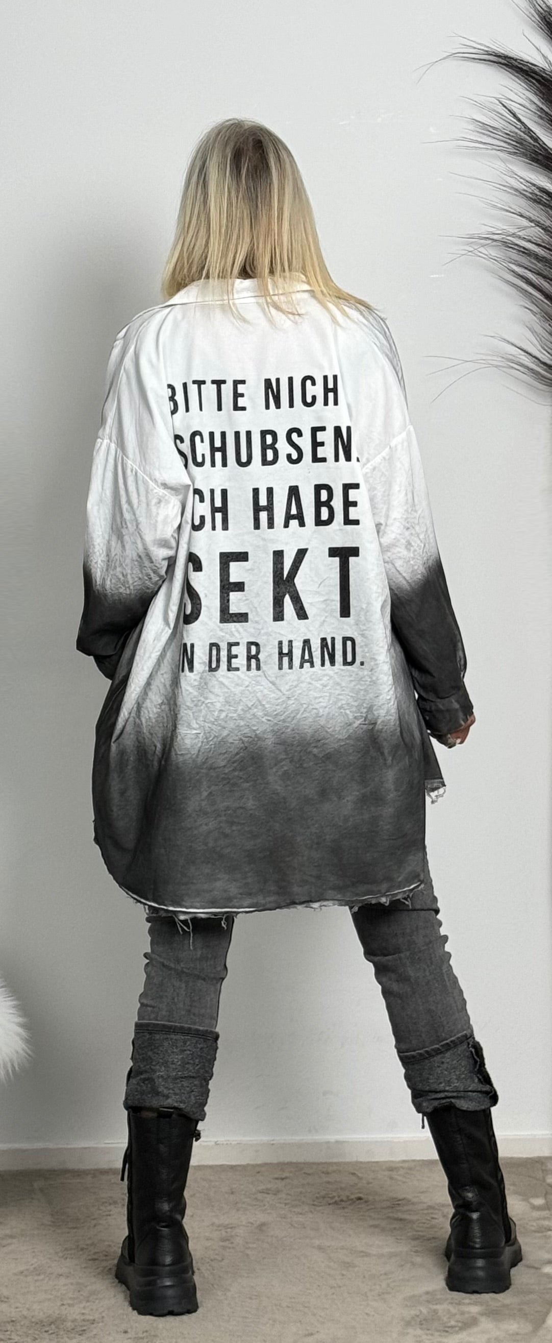 Oversized Bluse "BITTE NICHT SCHUBSEN. ICH HABE SEKT IN DER HAND" - weiss