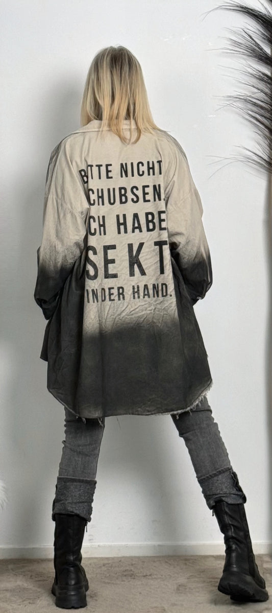 Oversized Bluse "BITTE NICHT SCHUBSEN. ICH HABE SEKT IN DER HAND" - beige