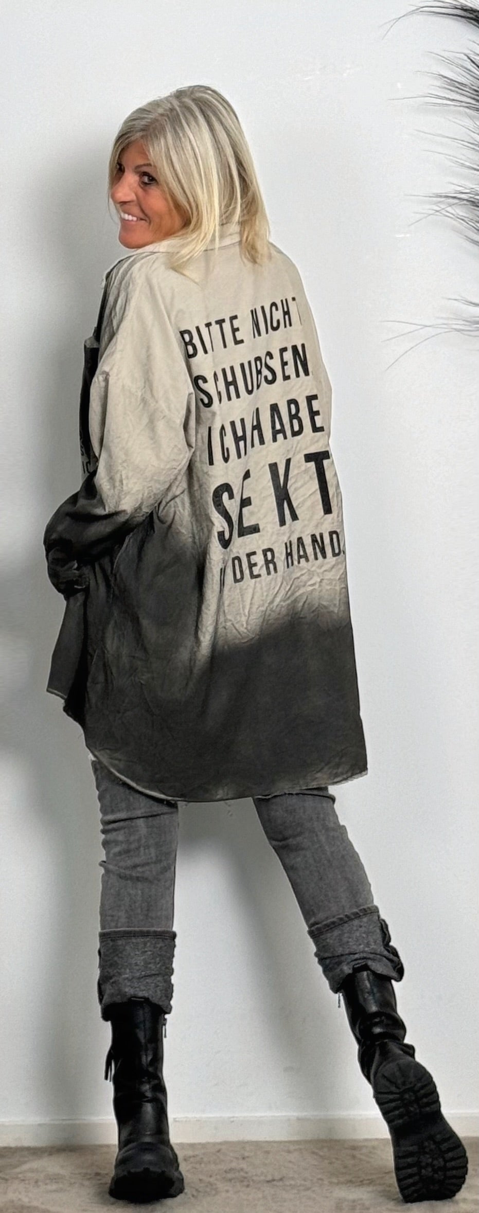 Oversized Bluse "BITTE NICHT SCHUBSEN. ICH HABE SEKT IN DER HAND" - beige