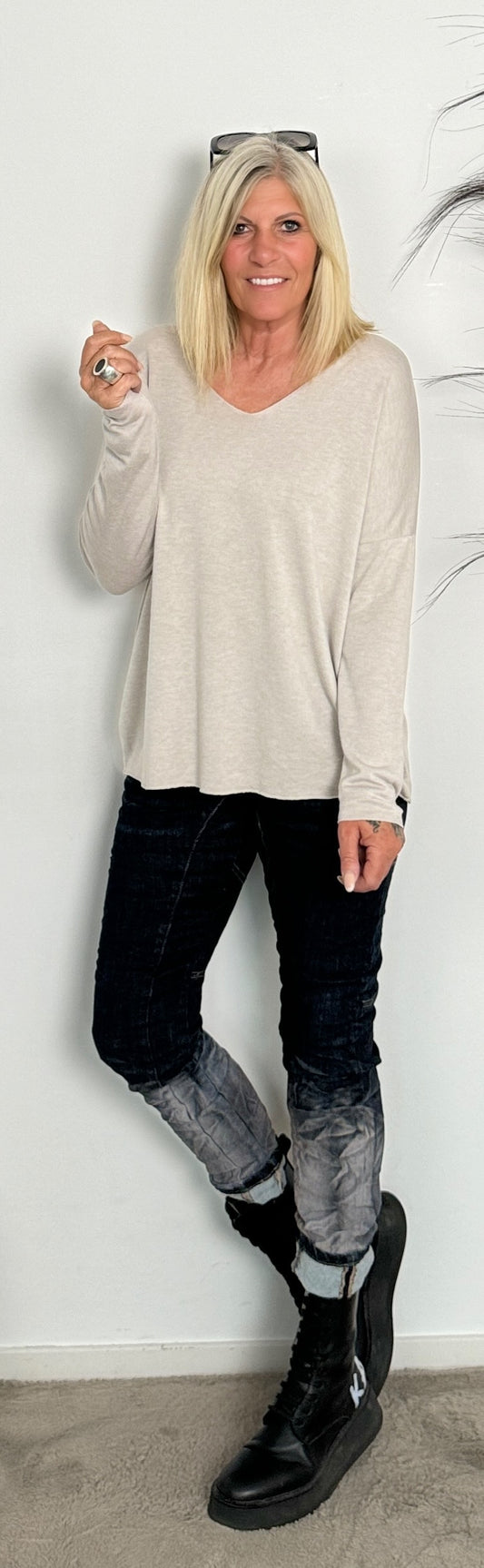 Fine knit sweater with V-neck "Uta" - beige