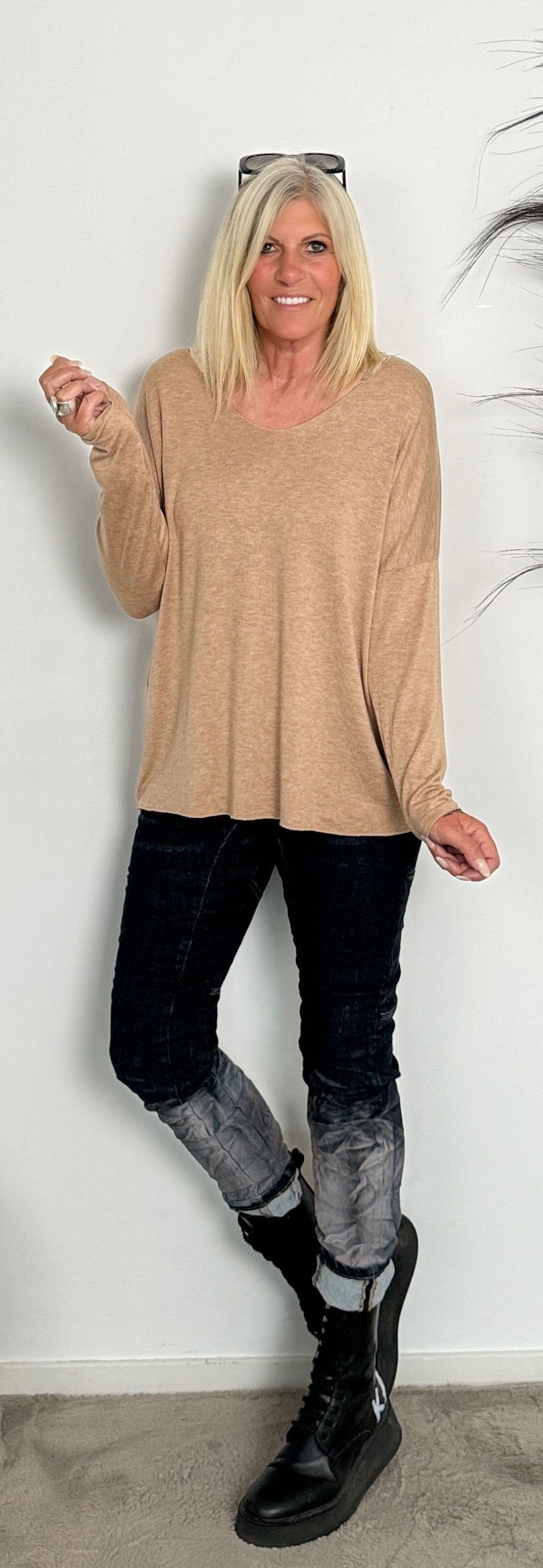 Fine knit sweater with V-neck "Uta" - camel