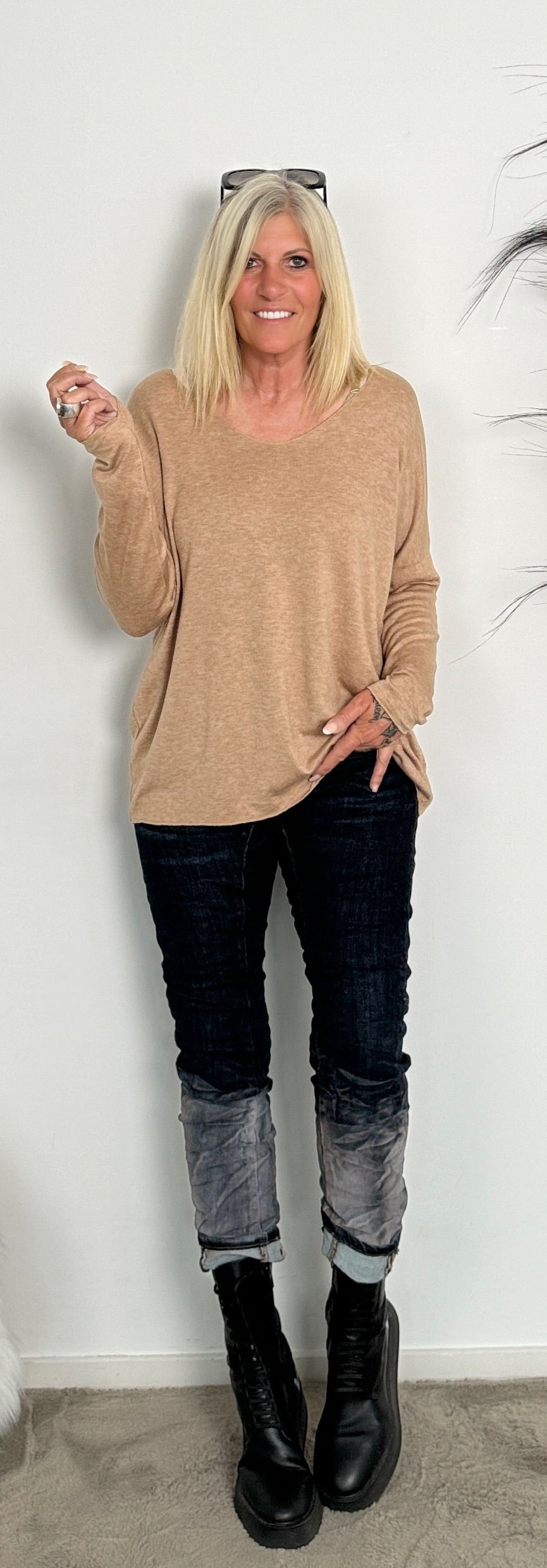 Fine knit sweater with V-neck "Uta" - camel