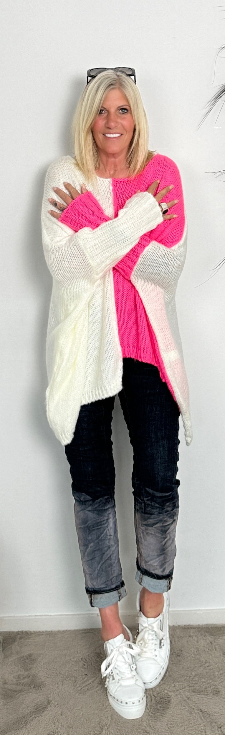 Oversized poncho trui "Nicoletta" - neon roze-wit