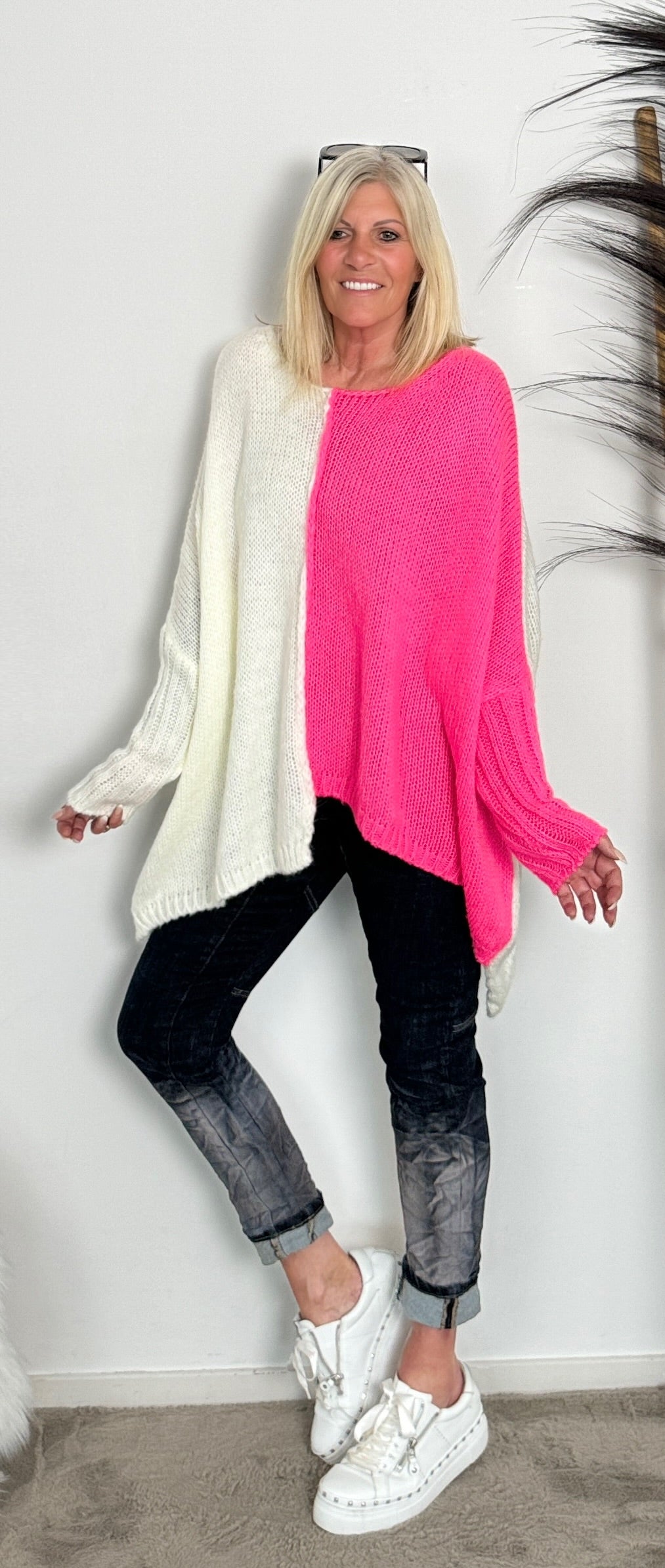 Oversized poncho trui "Nicoletta" - neon roze-wit