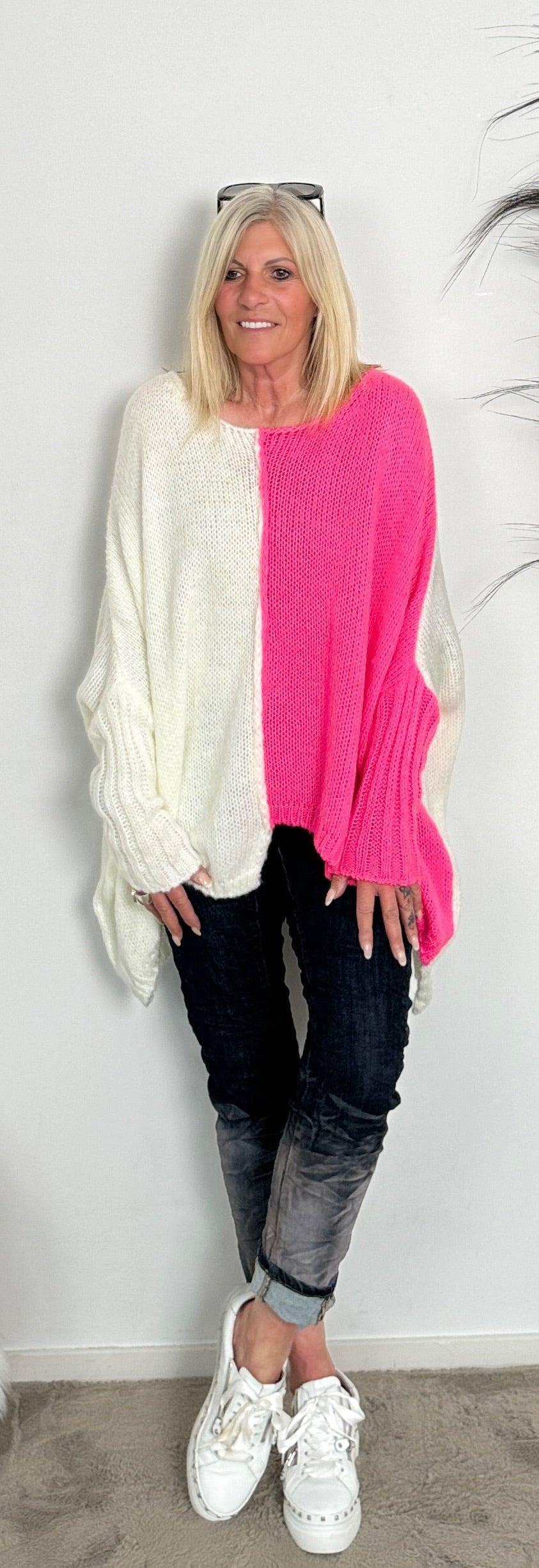 Oversized poncho trui "Nicoletta" - neon roze-wit