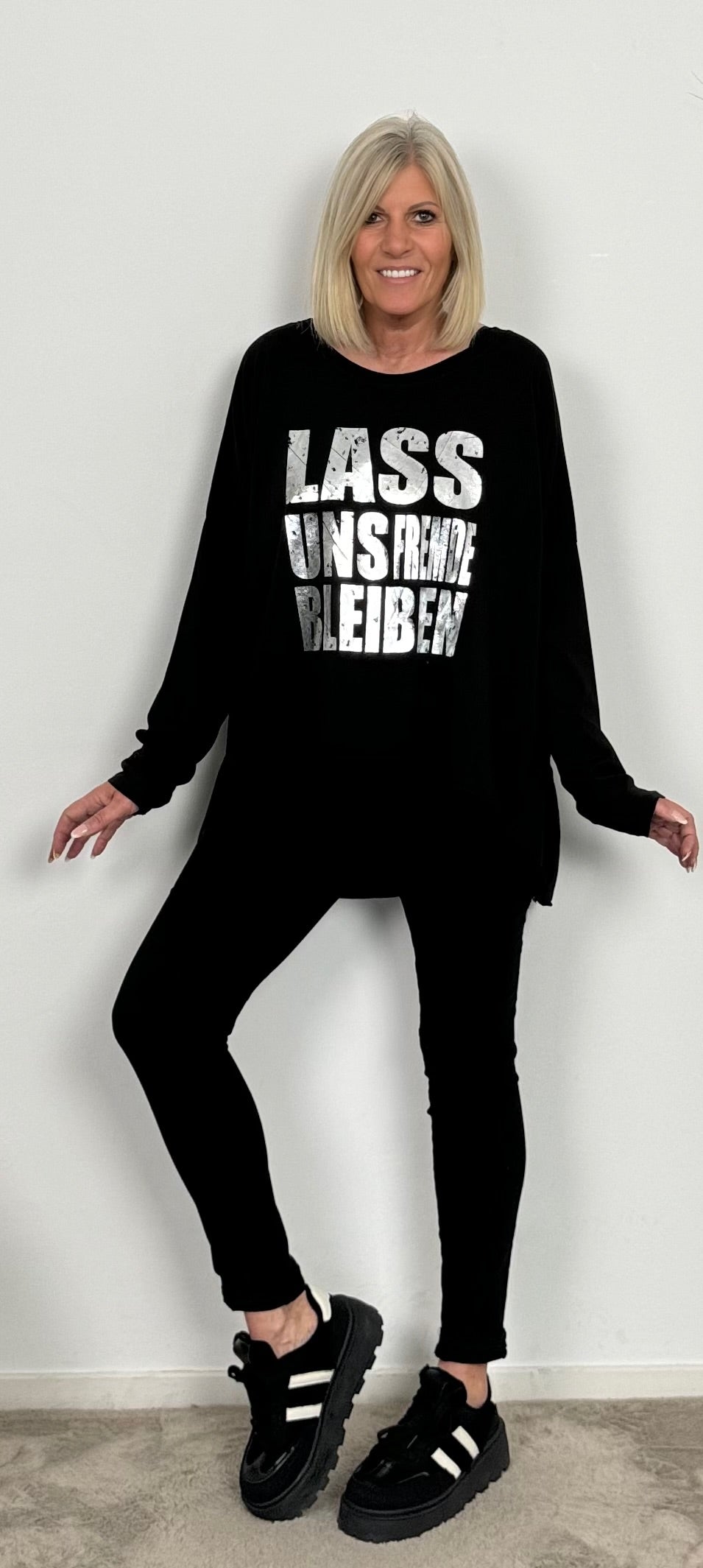 Shirt "Lass uns FREMDE bleiben" - schwarz-silber