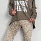 Shirt "Lass uns FREMDE bleiben" - taupe-silber