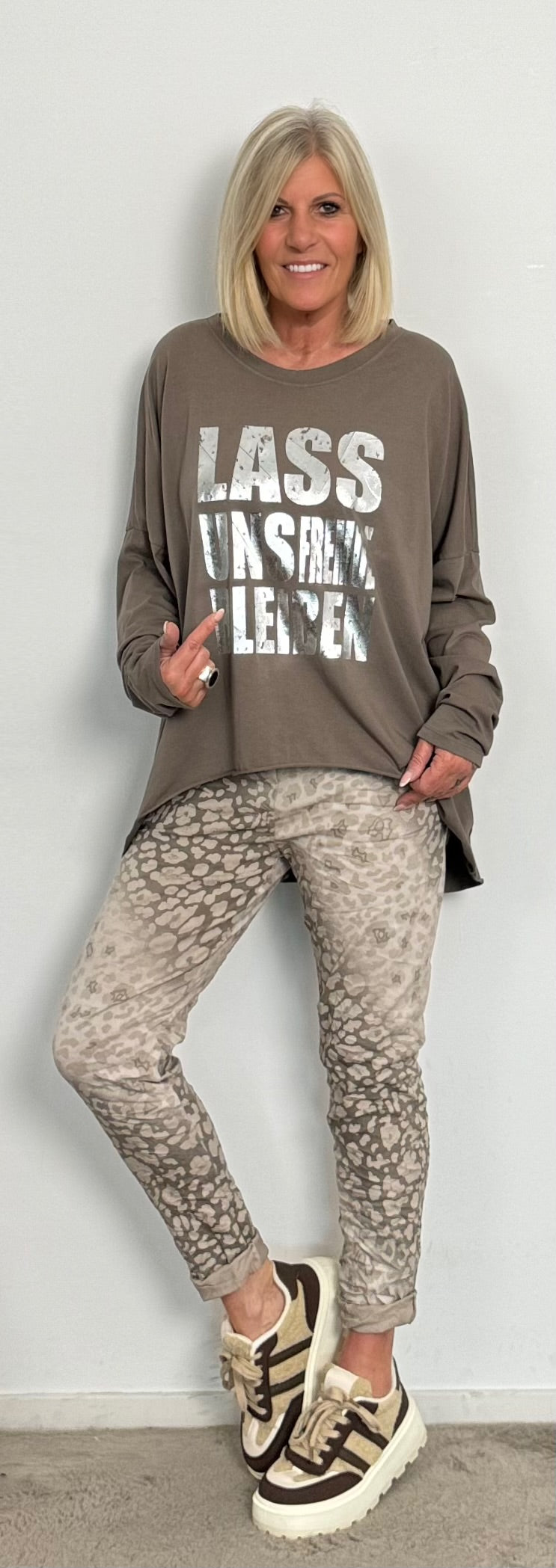 Shirt "Lass uns FREMDE bleiben" - taupe-silber