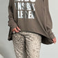 Shirt "Lass uns FREMDE bleiben" - taupe-silber