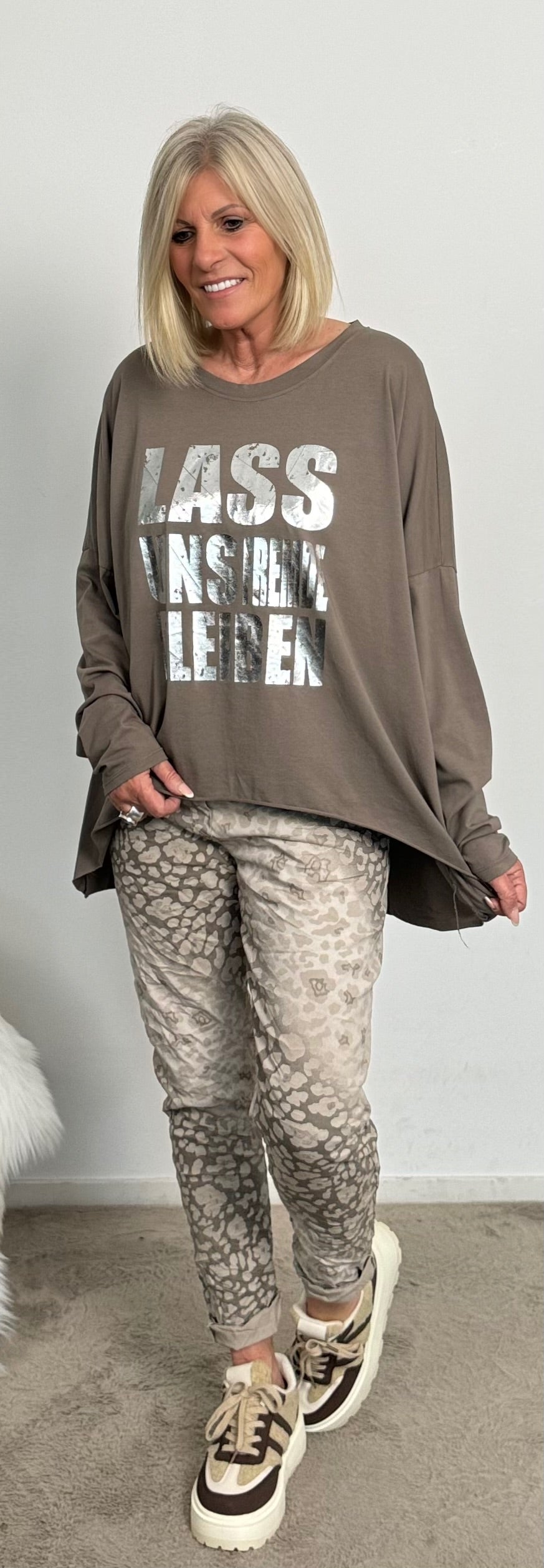 Shirt "Lass uns FREMDE bleiben" - taupe-silber