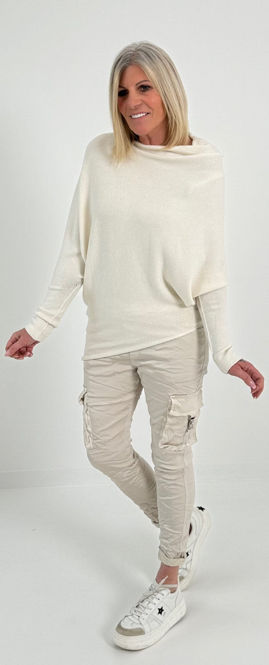 Asymmetrischer Pullover Modell "Manu" - creme