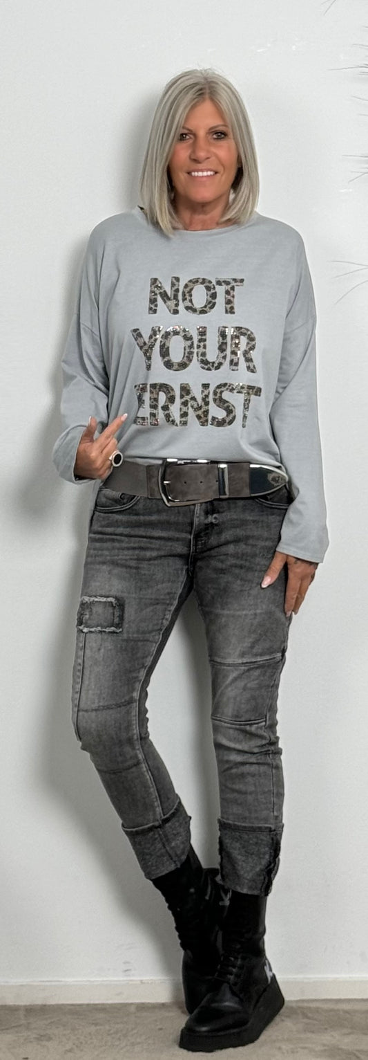 Shirt mit Leo Druck und Glitzersteinchen "Not Your Ernst" - grau