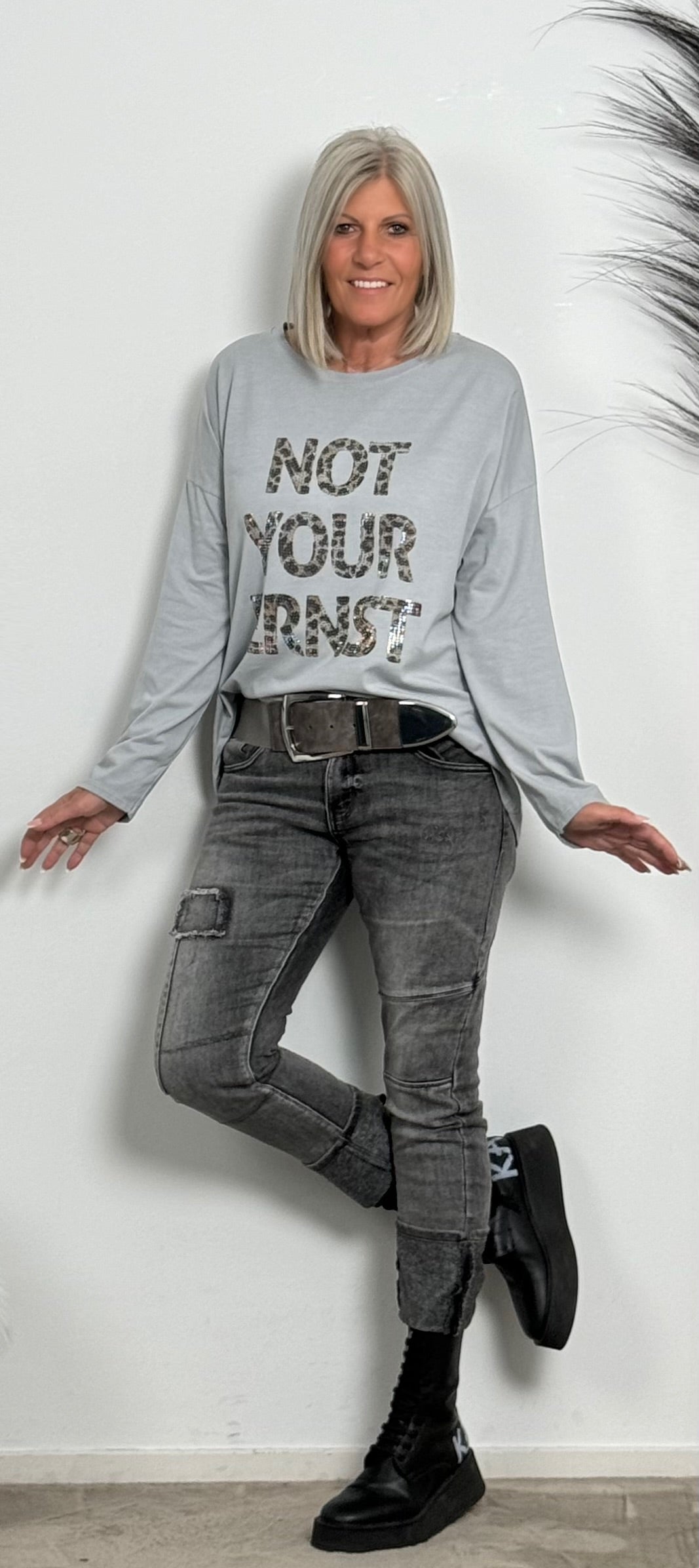 Shirt mit Leo Druck und Glitzersteinchen "Not Your Ernst" - grau