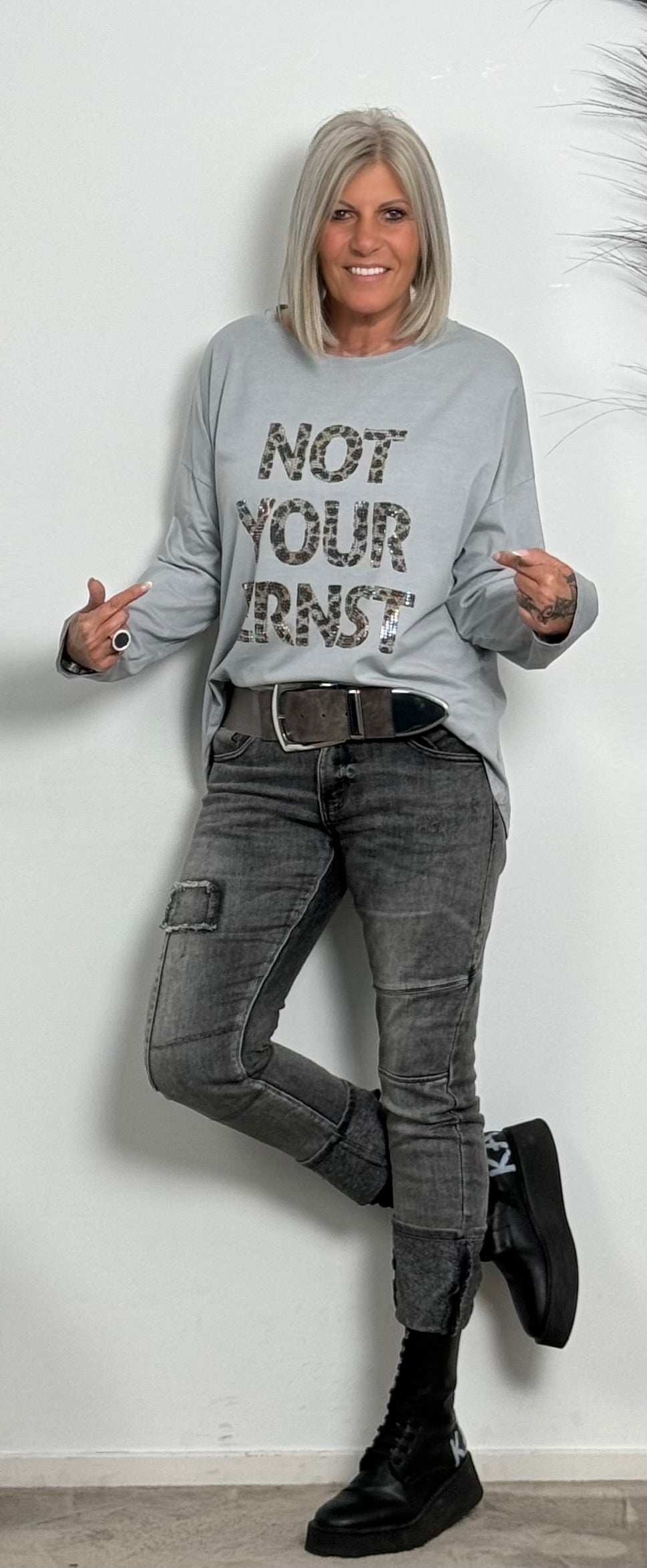 Shirt mit Leo Druck und Glitzersteinchen "Not Your Ernst" - grau