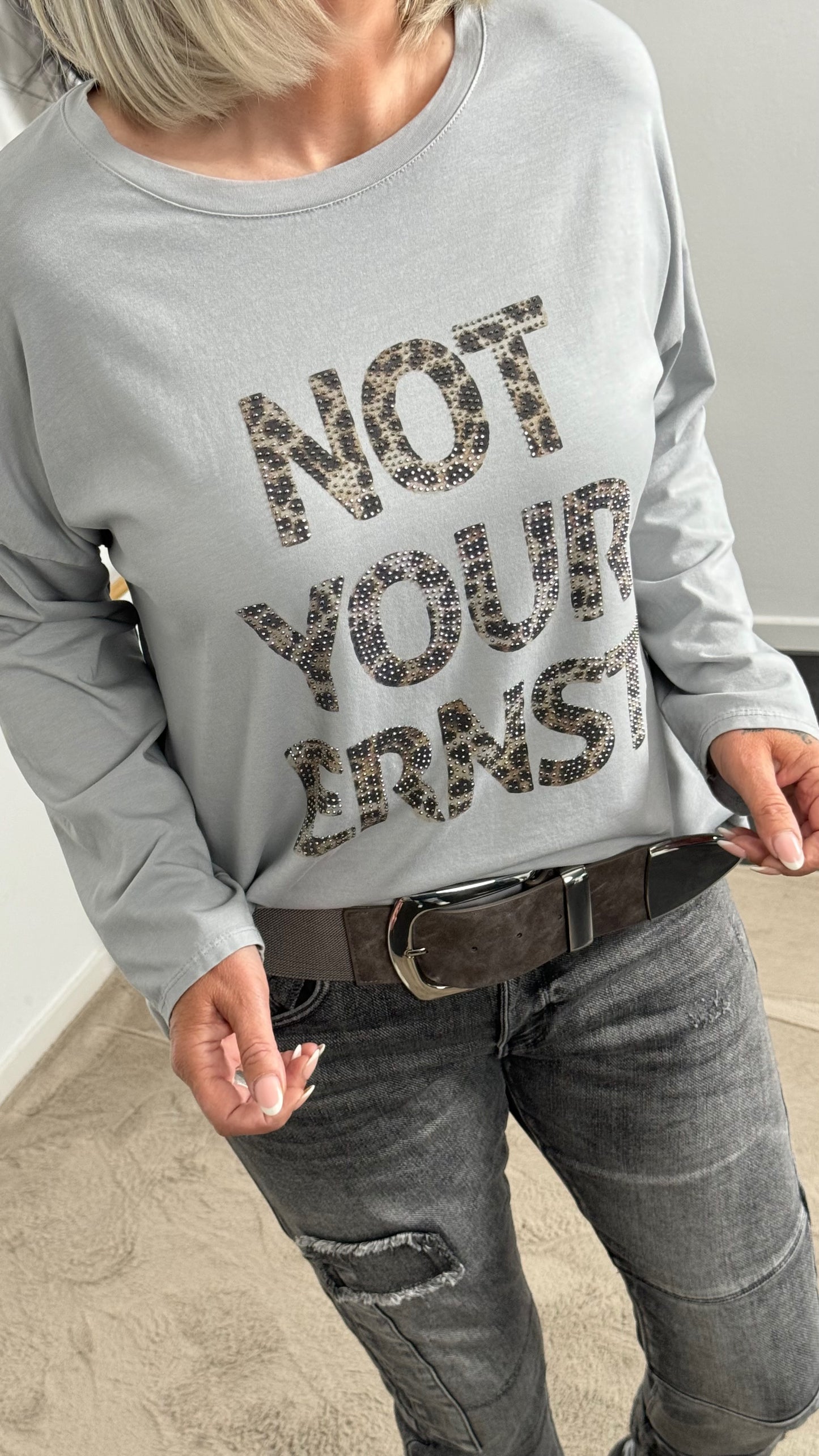 Shirt mit Leo Druck und Glitzersteinchen "Not Your Ernst" - grau