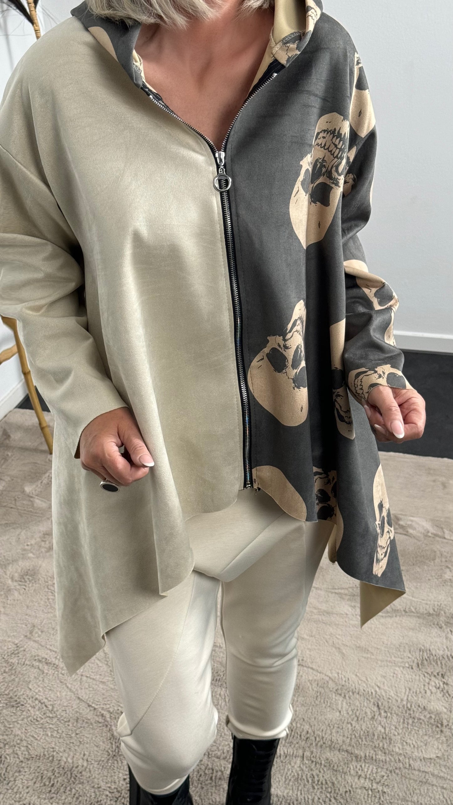 Hoodie Jacke mit Reißverschluss "Skull" - grau-beige