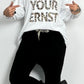 Shirt mit Leo Druck und Glitzersteinchen "Not Your Ernst" - weiss