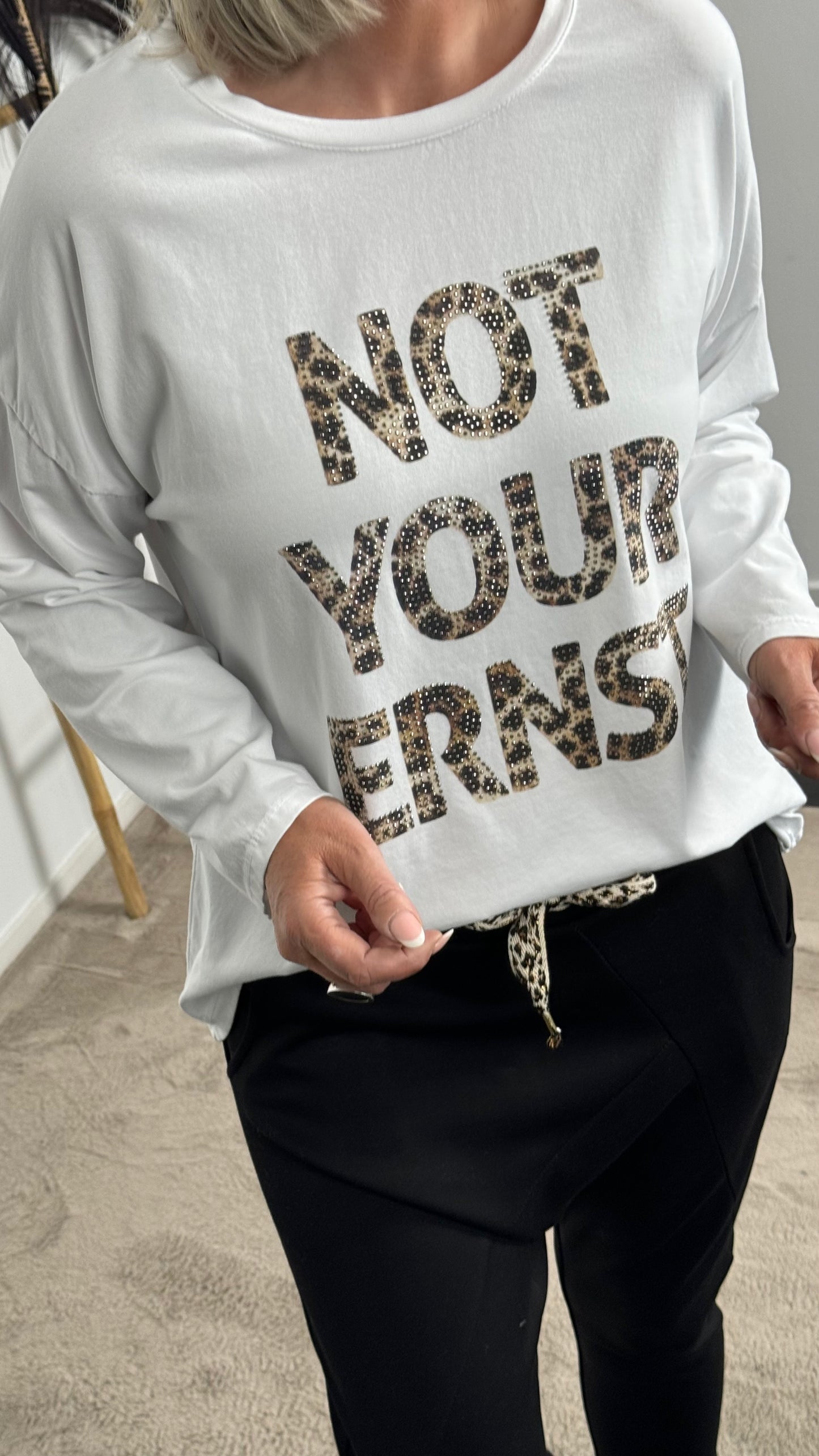 Shirt mit Leo Druck und Glitzersteinchen "Not Your Ernst" - weiss