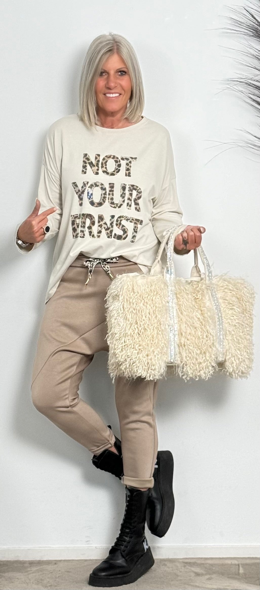 Shirt mit Leo Druck und Glitzersteinchen "Not Your Ernst" - beige