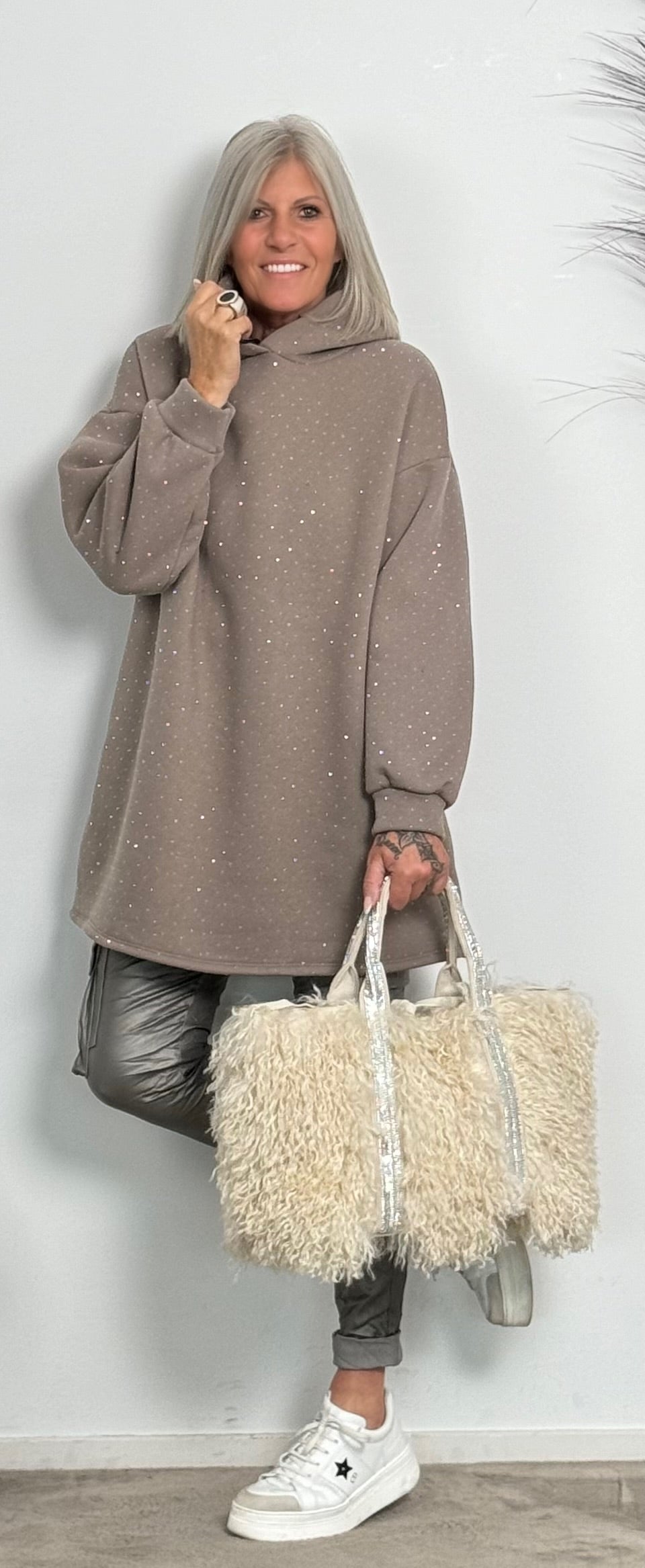 Lange hoodie met strasssteentjes all over "Mel" - taupe