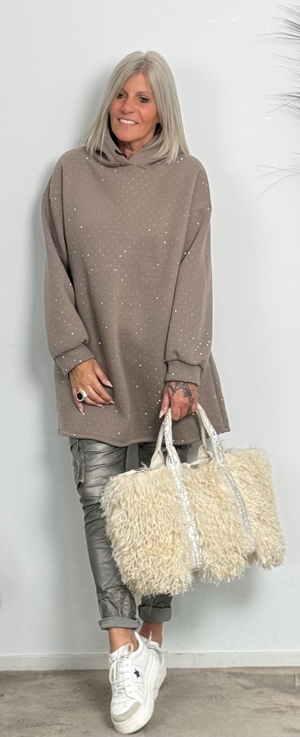 Lange hoodie met strasssteentjes all over "Mel" - taupe