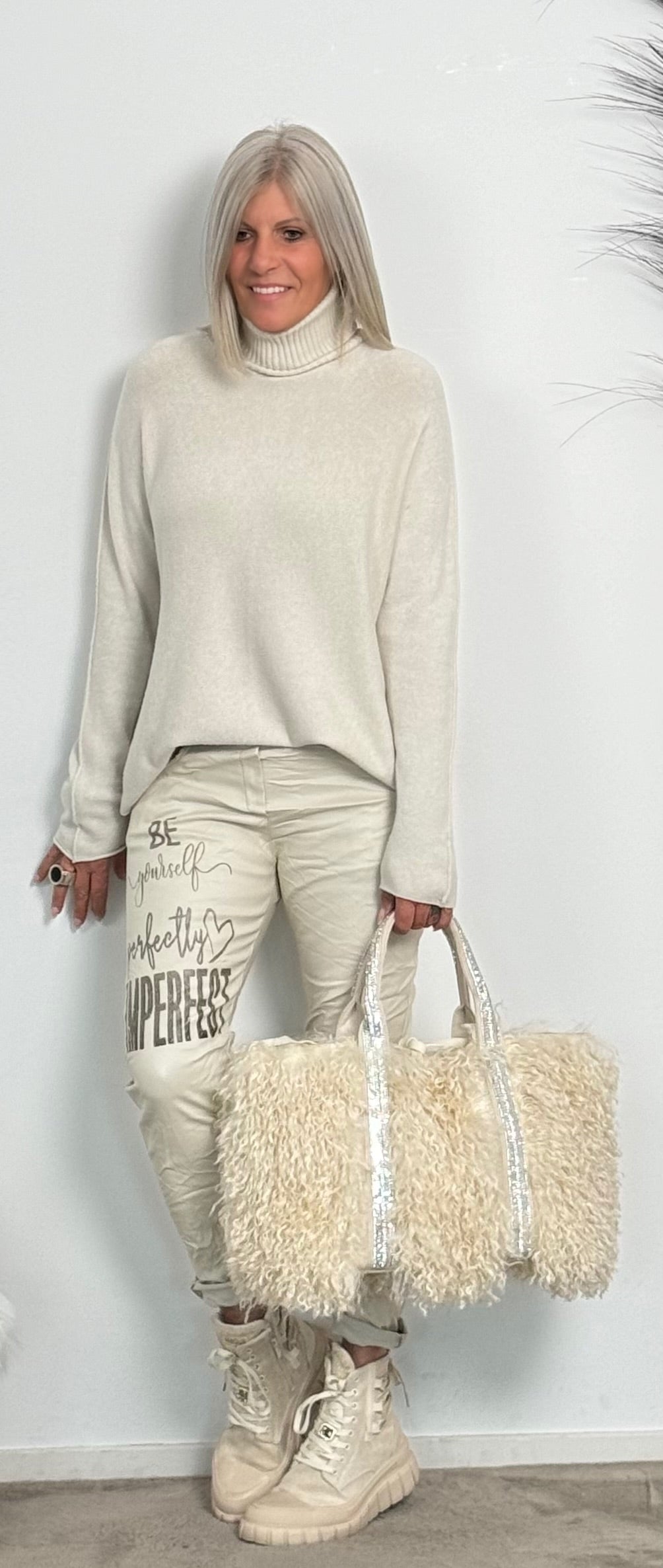 Imitatieleren broek "Be Yourself...." - beige