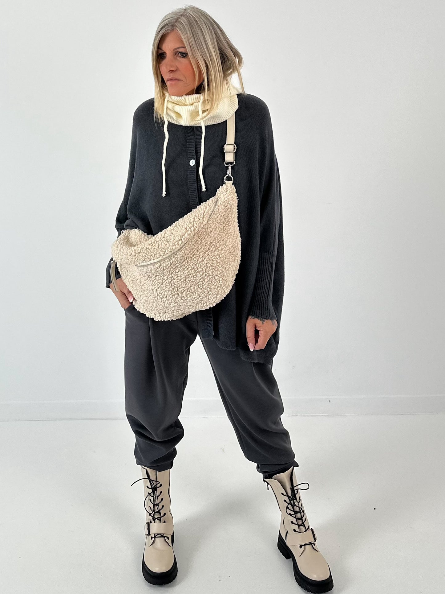 Crossbody bag model "Joell" - beige