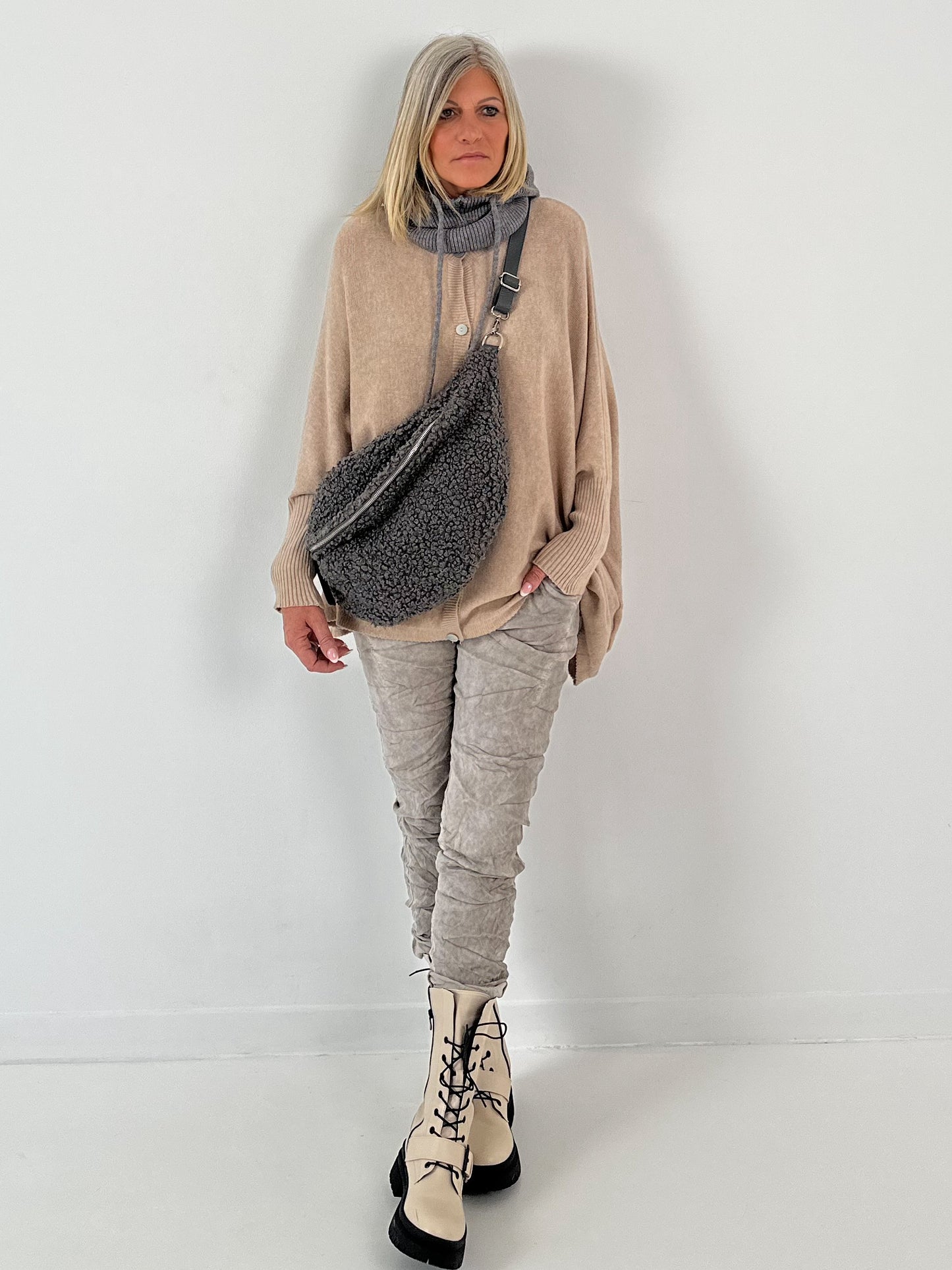 Oversized vest model "Slender Sleeve" - ​​beige