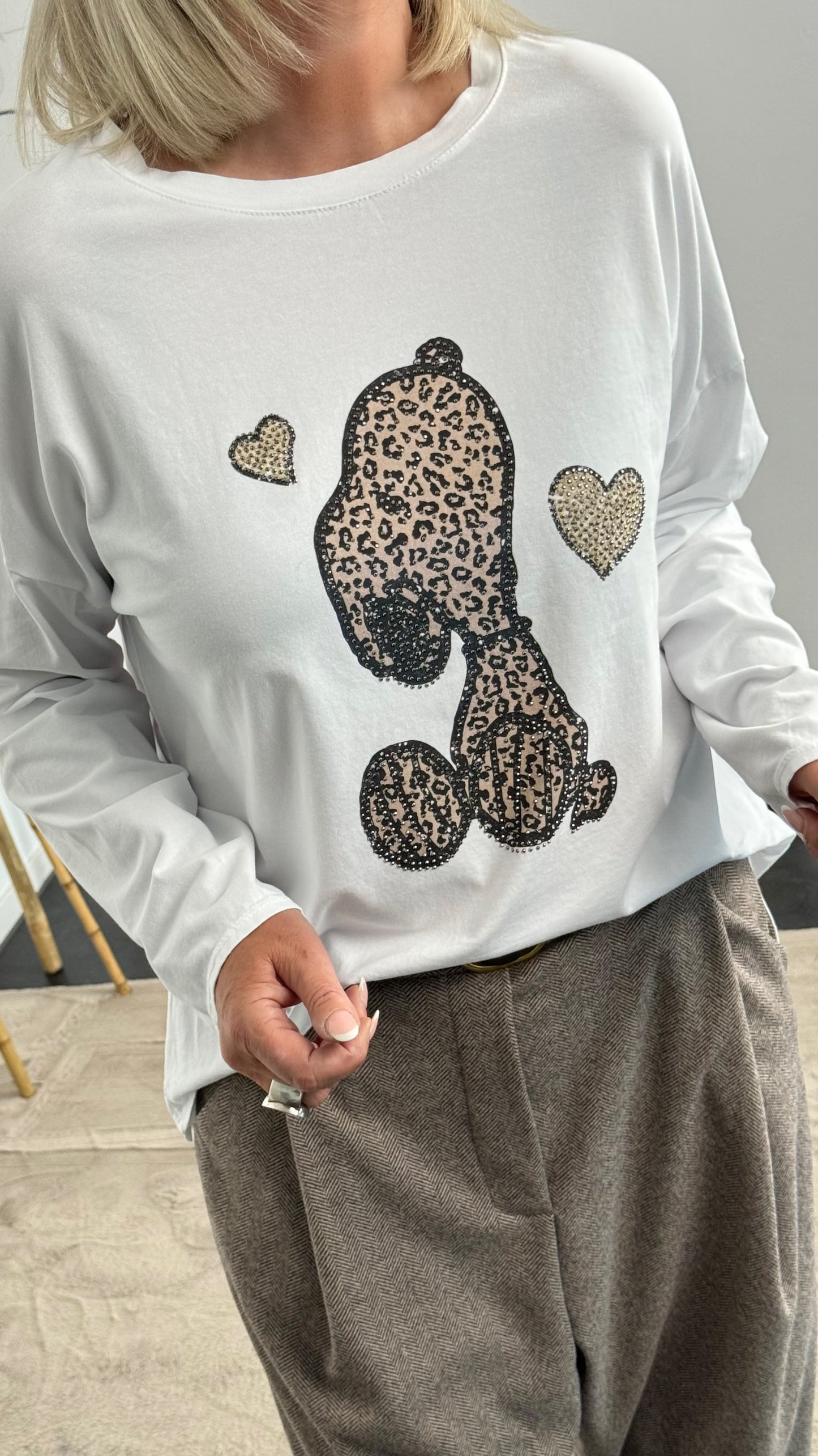 Shirt mit Leo Druck und Glitzersteinchen "Dog" - weiss