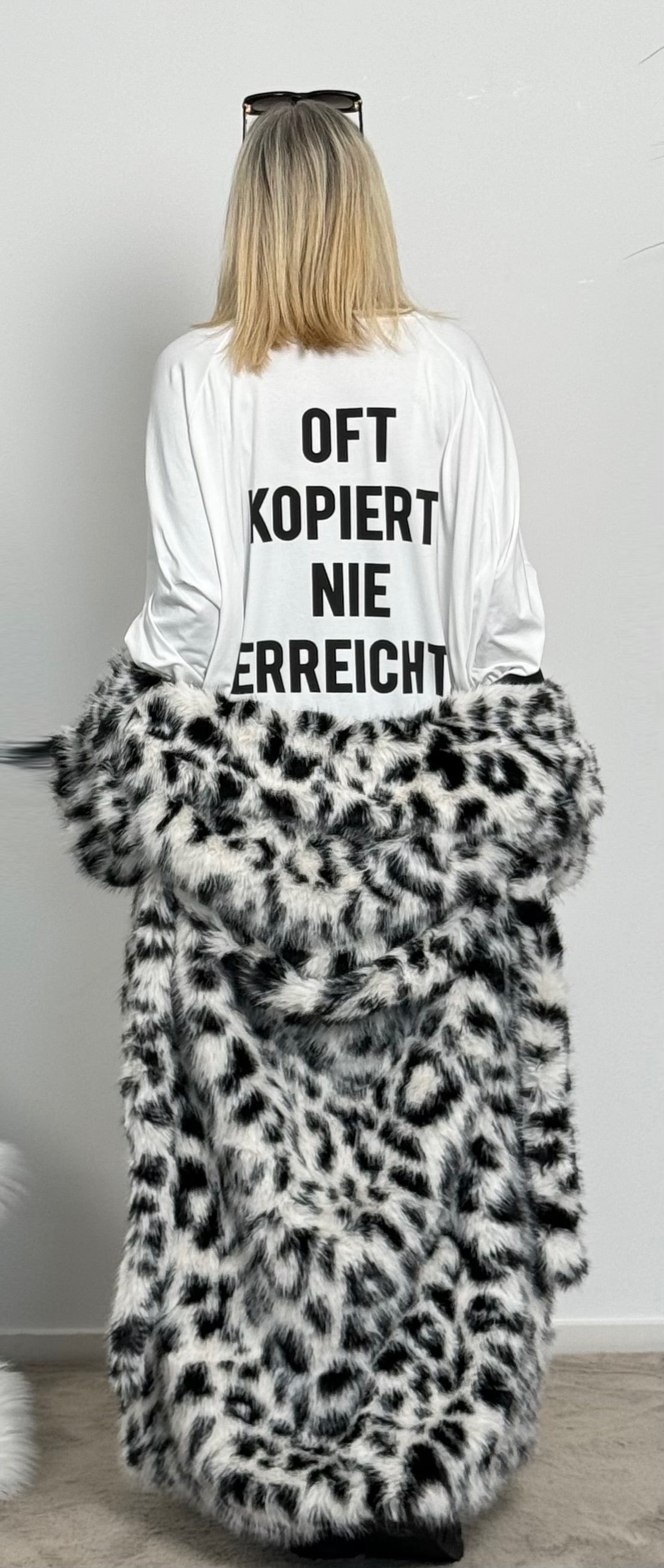 Oversized Shirt "Oft Kopiert, NIE ERREICHT" - weiss