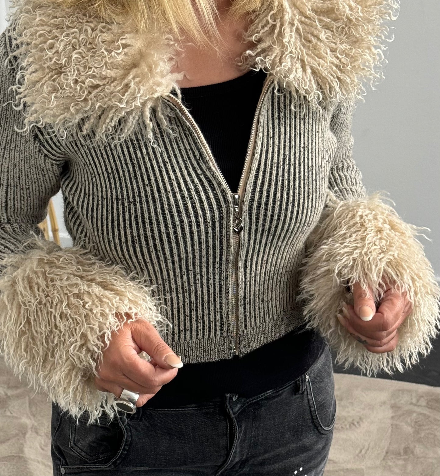 Crop Strickjacke mit abnehmbaren Fell "Think" - beige