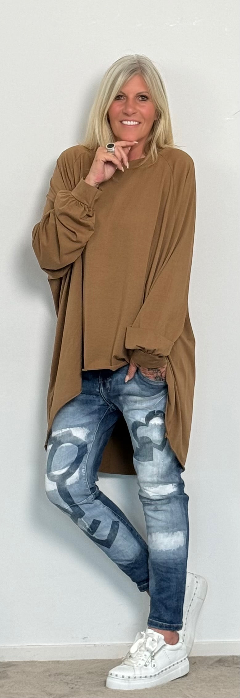 Oversized shirt "Vaak gekopieerd, NOOIT BEREIKT" - camel