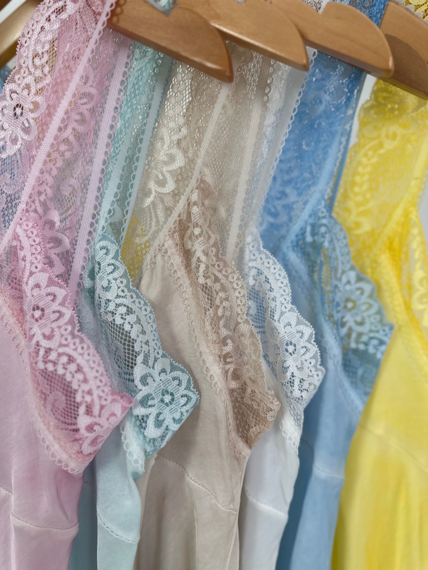 Top met satijnlook - verkrijgbaar in 6 kleuren