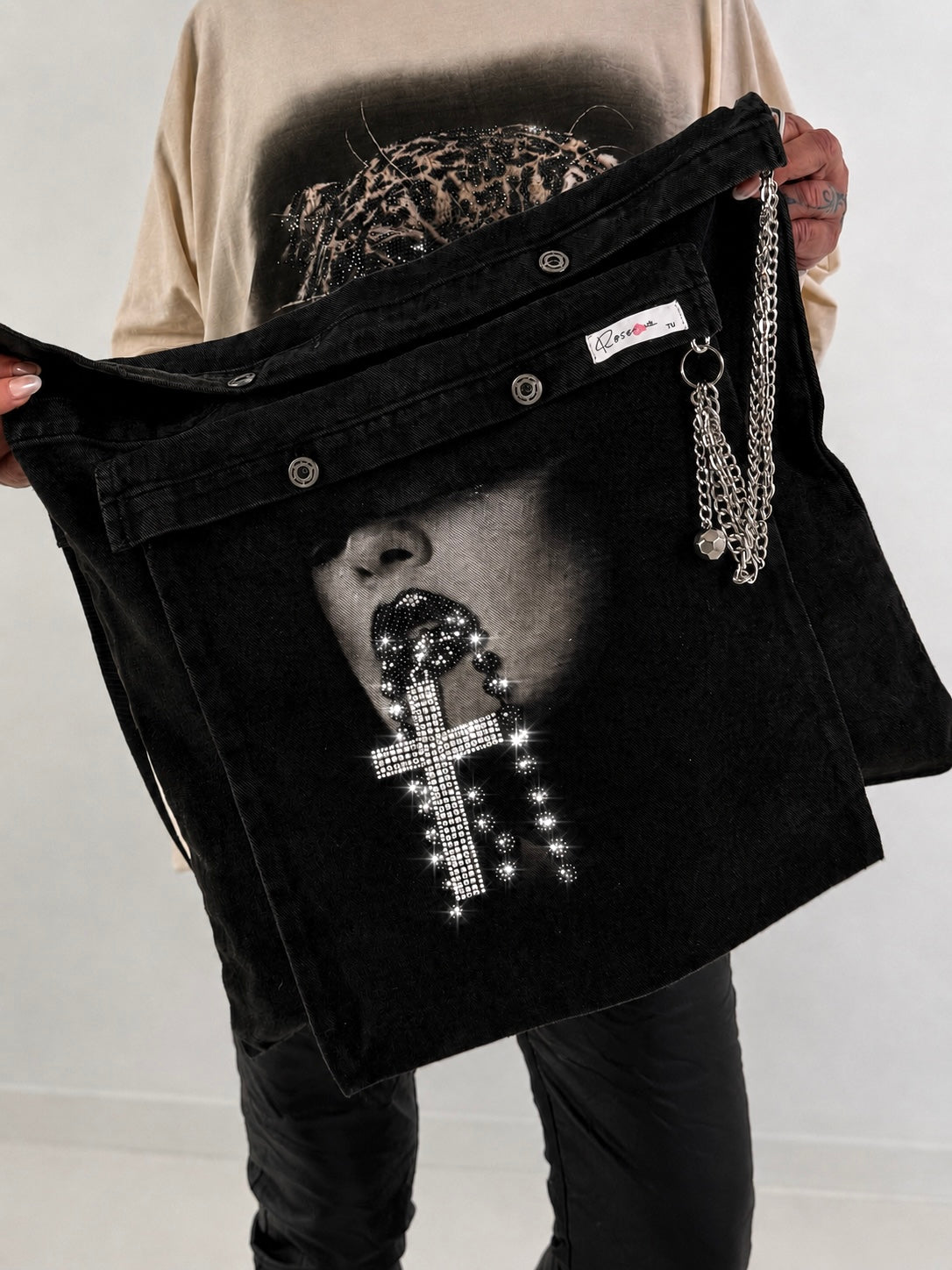 Stylische Tasche in Used-Jeansoptik und Strassmotiv Woman - schwarz