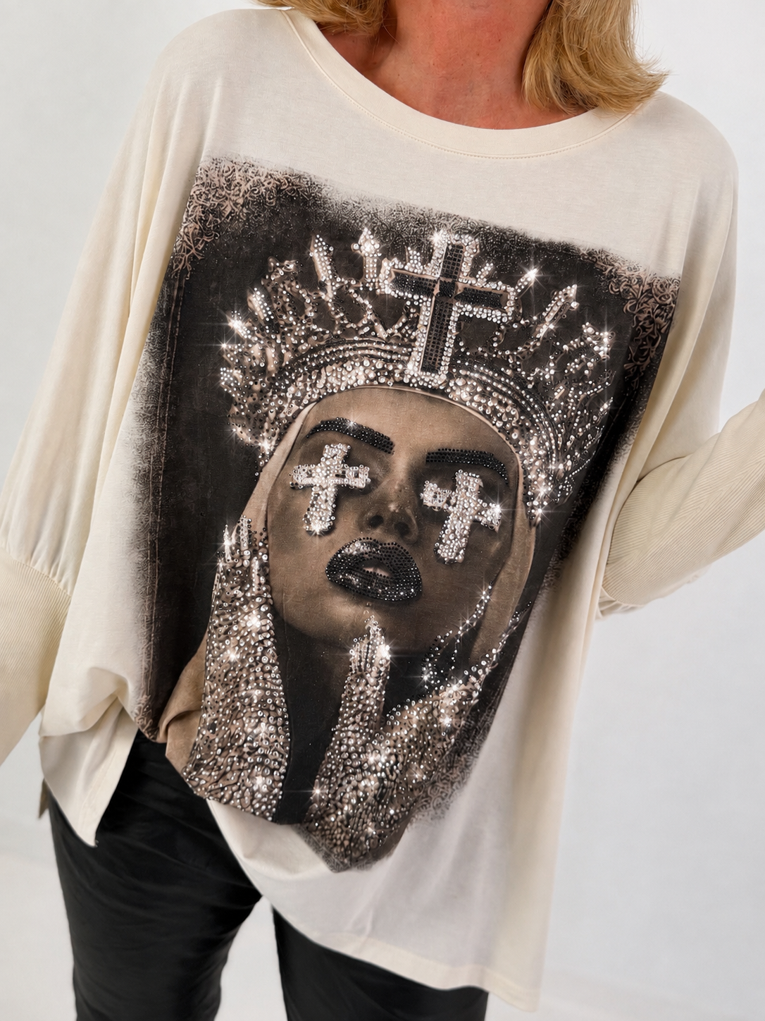 Sweater mit Stulpenärmeln und Strassmotiv Queen - beige