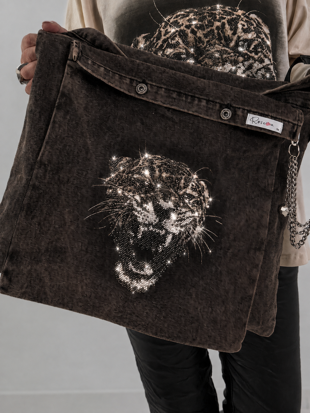 Stylische Tasche in Used-Jeansoptik und Strassmotiv Leopard - mokka