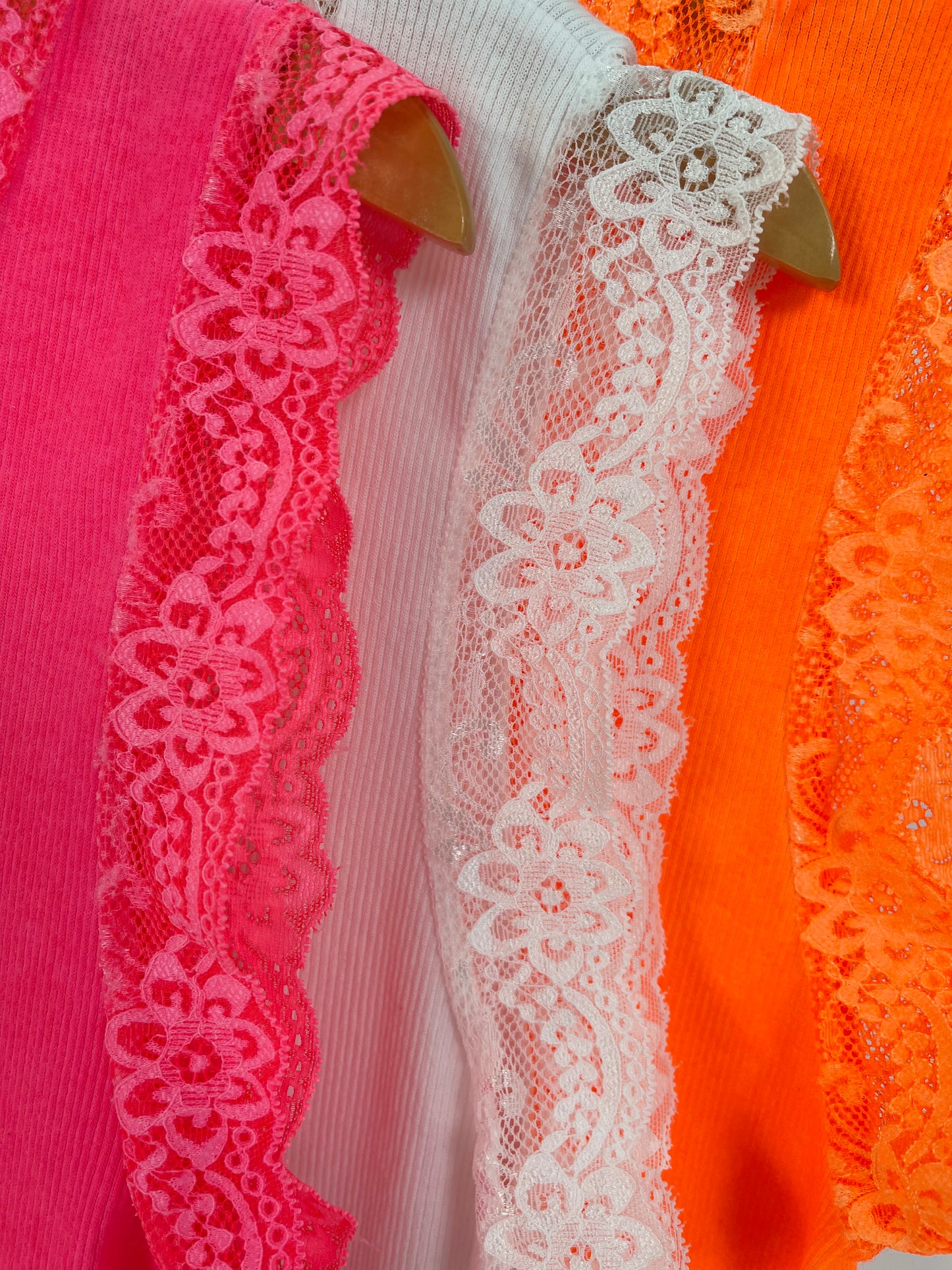 Top mit Spitzendetails - 3 Farben