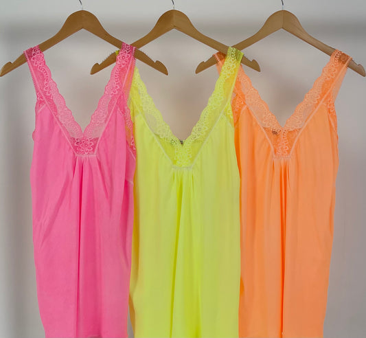 Top in Seidenoptik mit Spitzendetails - 3 Farben