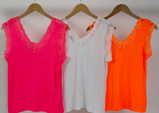 Top mit Spitzendetails - 3 Farben