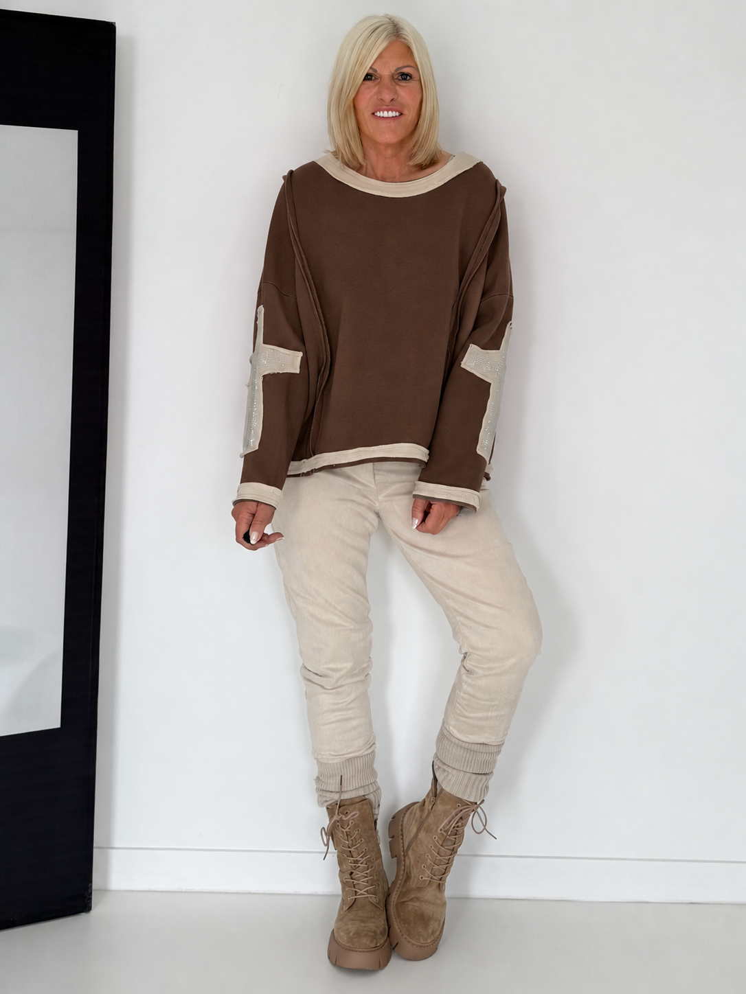 Oversized Sweater mit Strasskreuz - mokka-beige