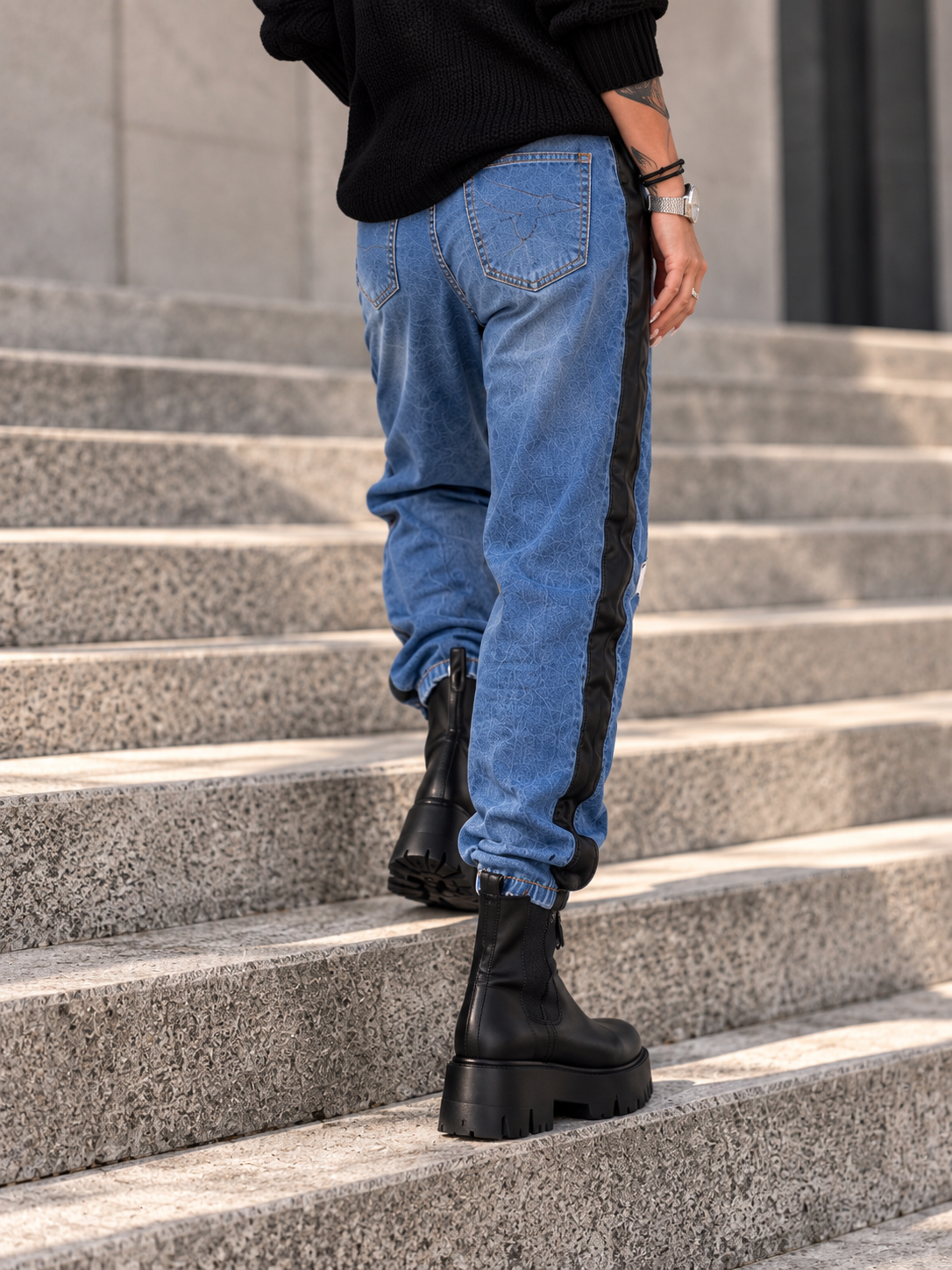 Boyfriend Jeans im Materialmix mit Paillettenapplikationen - denim-schwarz