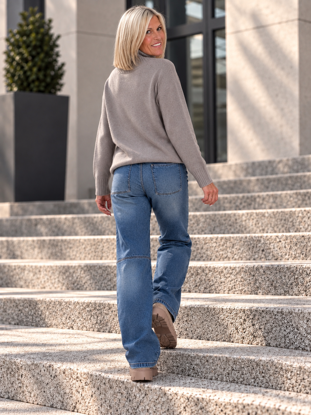 Weicher Pullover mit Stehkragen - taupe