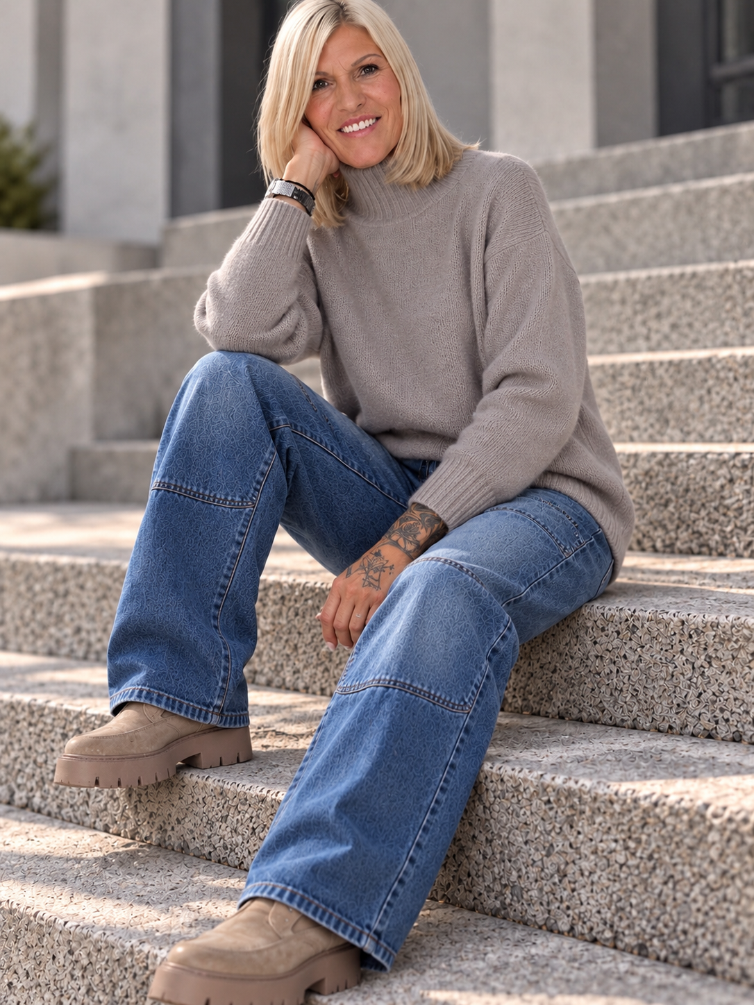Weicher Pullover mit Stehkragen - taupe