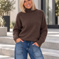 Weicher Pullover mit Stehkragen - mokka