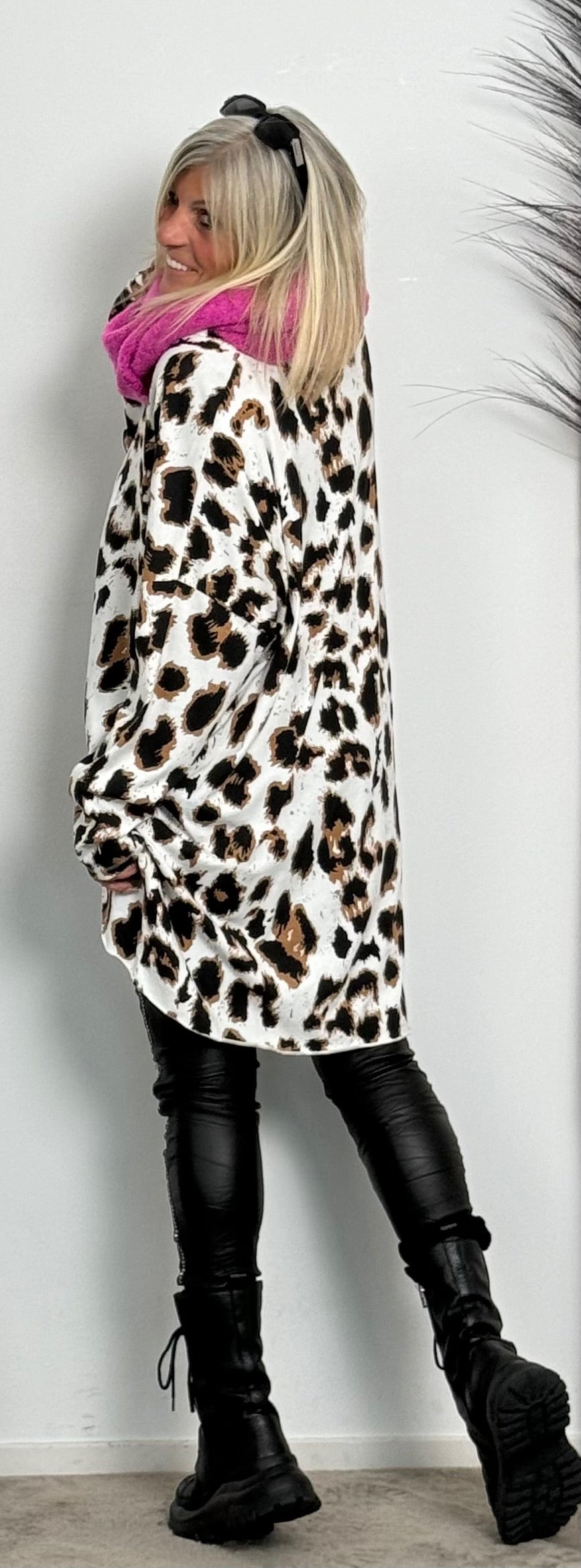 Oversized Leo shirt "Vibes" - white