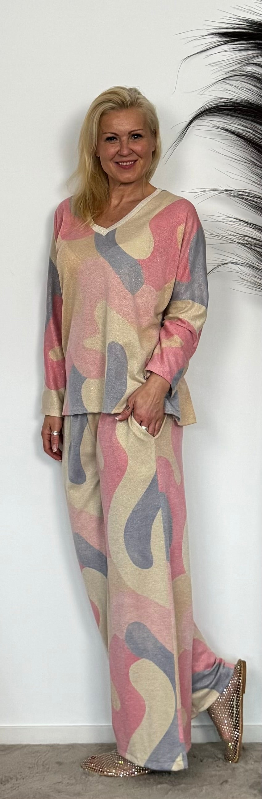 Long-sleeved shirt in the retro pattern "Dunja" - beige-pink