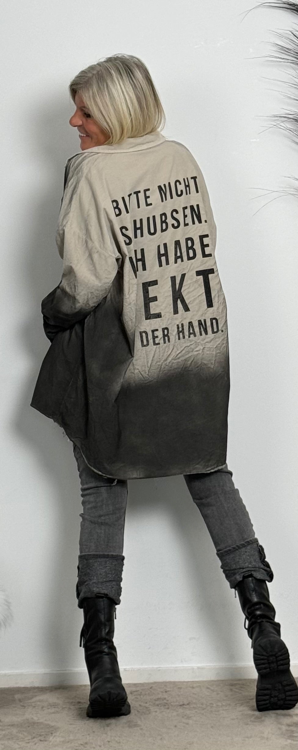 Oversized Bluse "BITTE NICHT SCHUBSEN. ICH HABE SEKT IN DER HAND" - beige